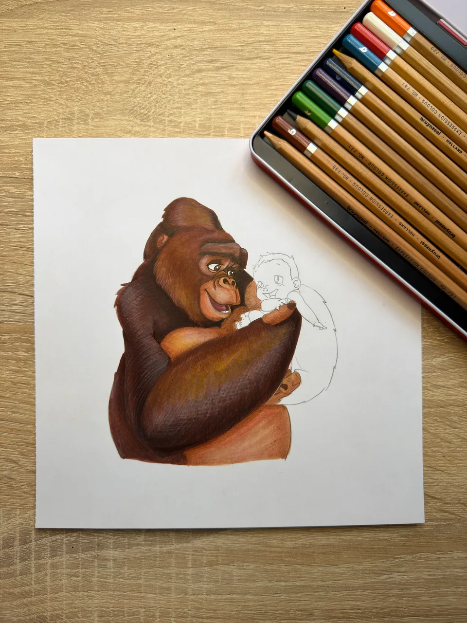 Kala ya coloreada y Tarzán todavía a lápiz, junto a una caja de lápices de colores